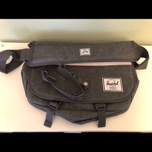 Herschel Pop Quiz Messenger Bag Charcoal Color